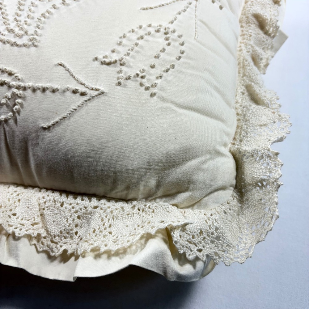 Vintage Candlewick Floral Throw Pillow 16x16 Cream Lace Trim Cottagecore - Picture 8 of 10